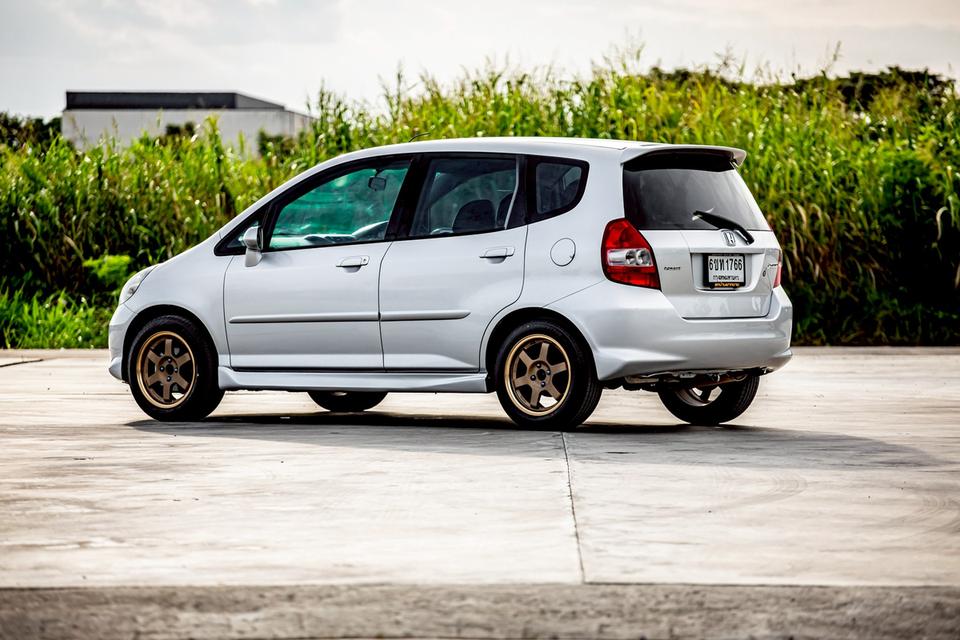 Honda Jazz 1.5S เกียร์ออโต้ ปี 2005 สีเทา  10