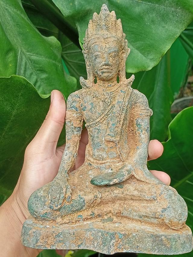 พระบูชาเทริดขนนก  ทรงเครื่องแบบกษัตริย์  มงกุฎเก้าแฉก  เนื้อสัมฤทธิ์   สนิมหยก   ลพบุรียุคต้น  องค์พระ  หน้าตัก 5 1/2 นิ้ว 