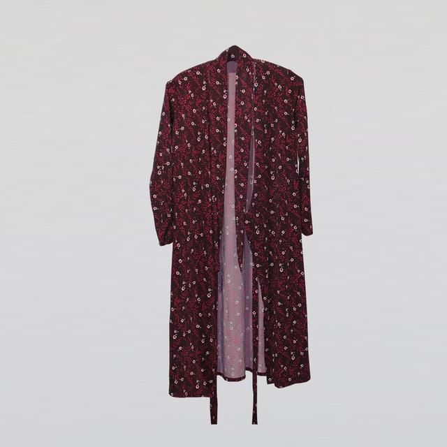 เดรสพันหน้าพิมพ์ลายกราฟิ กสีเบอร์กันดี (Burgundy Graphic Print Wrap Dress)@SP040