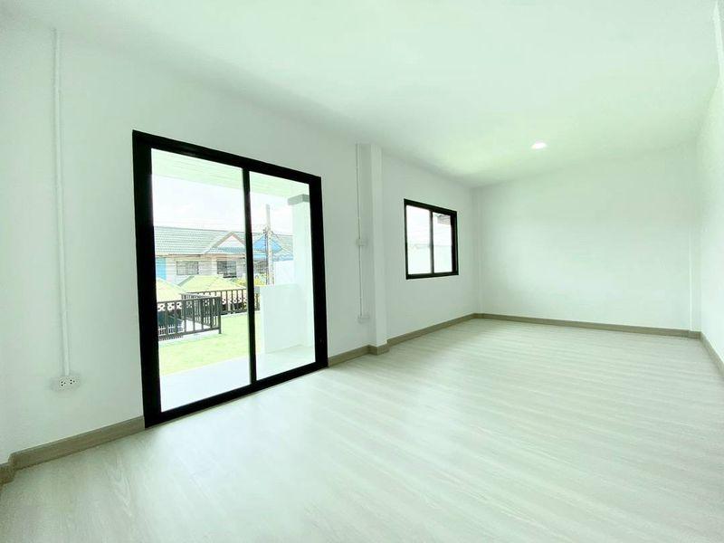 หมู่บ้านหงส์ประยูร3  แยกบางพลู ทาวน์เฮาส์ 2 ชั้น ตกแต่งใหม่พร้อมอยู่  มีระเบียงด้านหน้าใกล้ถนนรัตนาธิเบศร์   โครงการมี ระบบรักษาความปลอดภัย 17