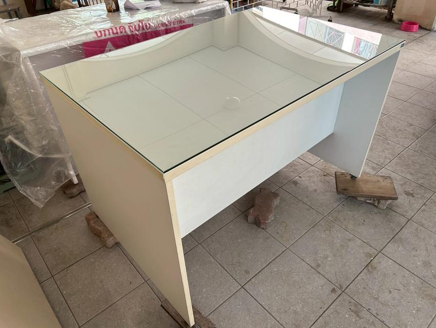 โต๊ะทำงานสีขาวราคา 1,490 บาท ก120xล60xส75 ซม. กระจกปูโต๊ะ 5 มม.เจียร์ปลีสวยงาม เก๊ะขวามีลูกกุญแจล็อคได้พร้อมถาดเครื่องเขียน เก๊ะกลางรางเลื่อน ขาปรับระ 2