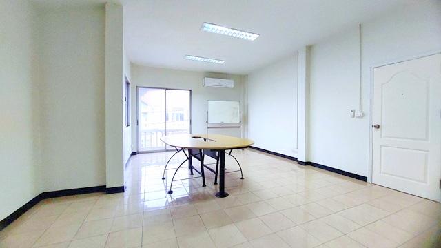 นวมินทร์ 105-115 ให้เช่าอาคารพาณิชย์ 3 ชั้น ติดแอร์ทั้งหลัง 300 ตร.ม.21 ตร.วา.เดอะ คริสตัล 1.9 กม.5 นอน 5 น้ำ จอดรถ4-5คั 3
