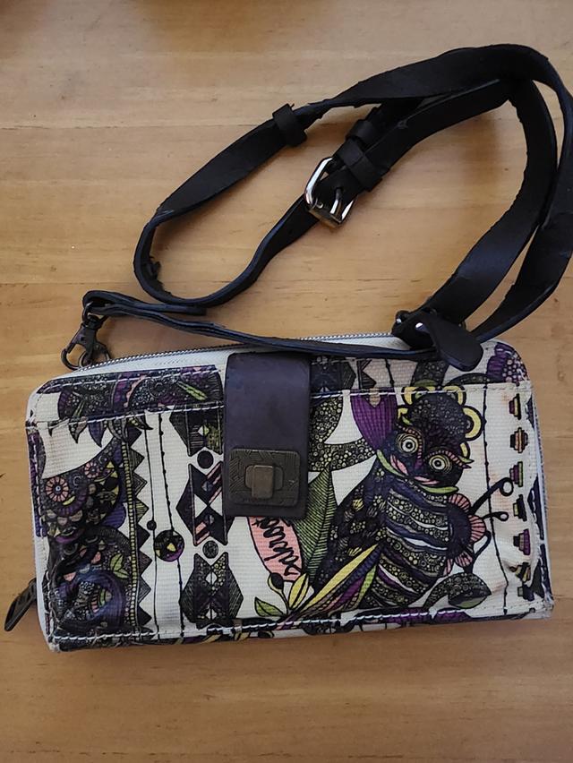 กระเป๋า cross body Sakroots