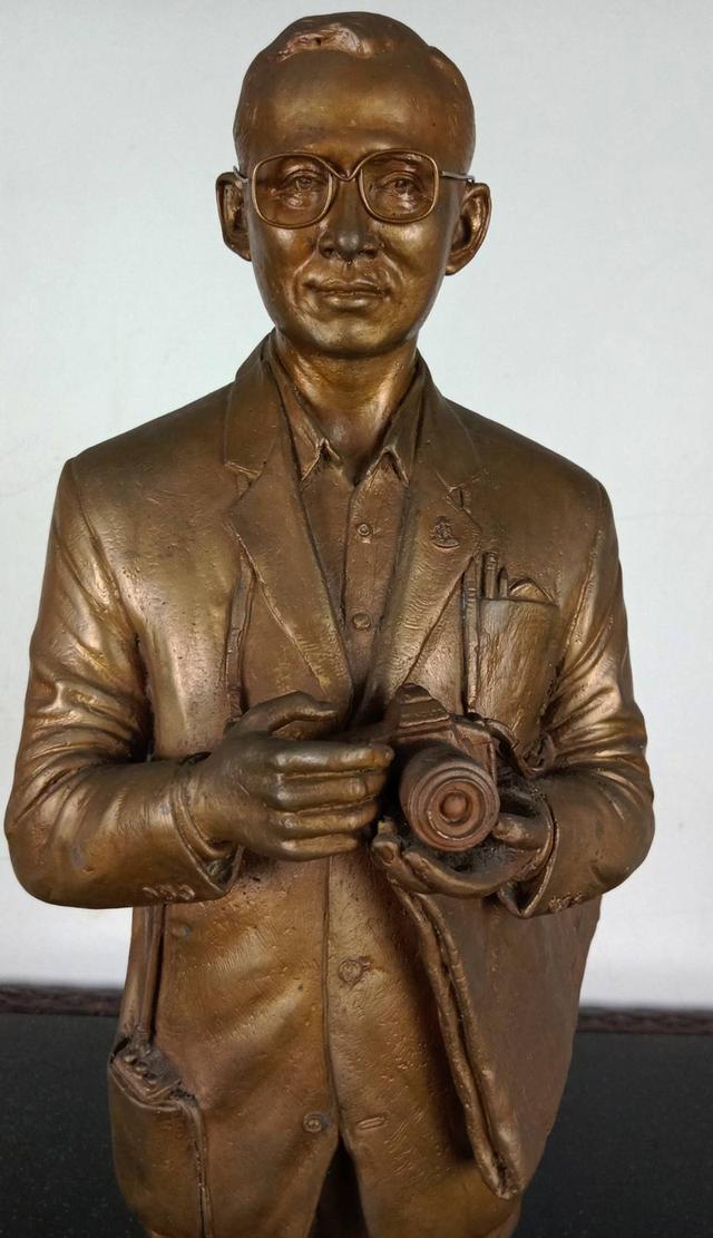 549.พระบรมรูปหล่อในหลวงรัชกาลที่9 พระบาทสมเด็จพระปรมินทรมหาภูมิพลอดุลยเดช "ทรงงาน"(จำลอง) องค์หล่อสำริด