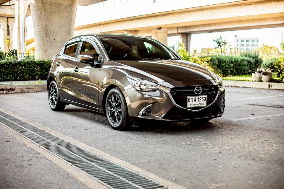 Mazda2 1.3 HighConnect Sport ปี 2017 สีน้ำตาล มือเดียวป้ายแดง