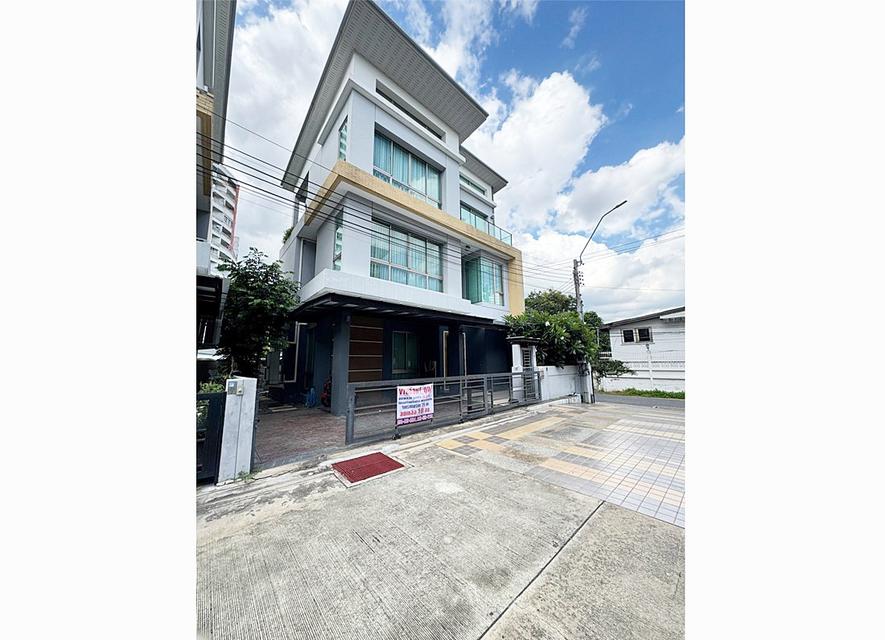 ขายด่วน! บ้านสวยมาก บ้านแปลงมุม 3 ชั้น ซอยรัชดาภิเษก 30 จันทรเกษม เขตจตุจักร ใกล้รถไฟฟ้าสีเหลือง สถานีลาดพร้าว 1