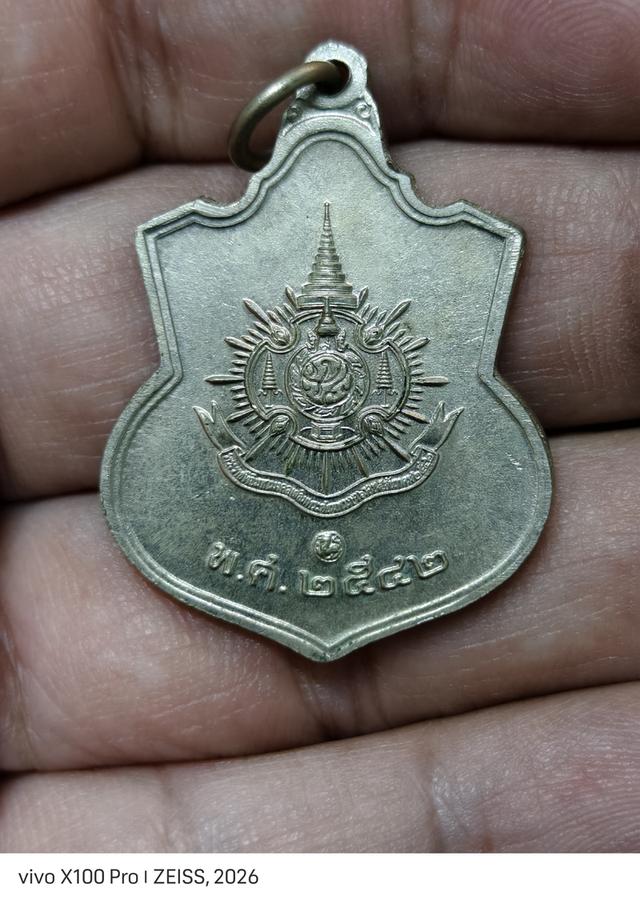 เหรียญในหลวง ร.9 ครบ 6 รอบ 72 พรรษา พิธีวัดพระแก้ว ปี2542 เหรียญสวยพิธีใหญ่ รูปย่อยที่ 2
