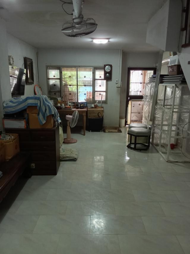 ขายบ้านทาว์สเฮาส์ หมู่บ้านกฤษณาร่มเกล้า 2ชั้น เนื้อที่16 ตรว. 2ห้องนอน 2ห้องน้ำ 1ที่จอดรถ 5