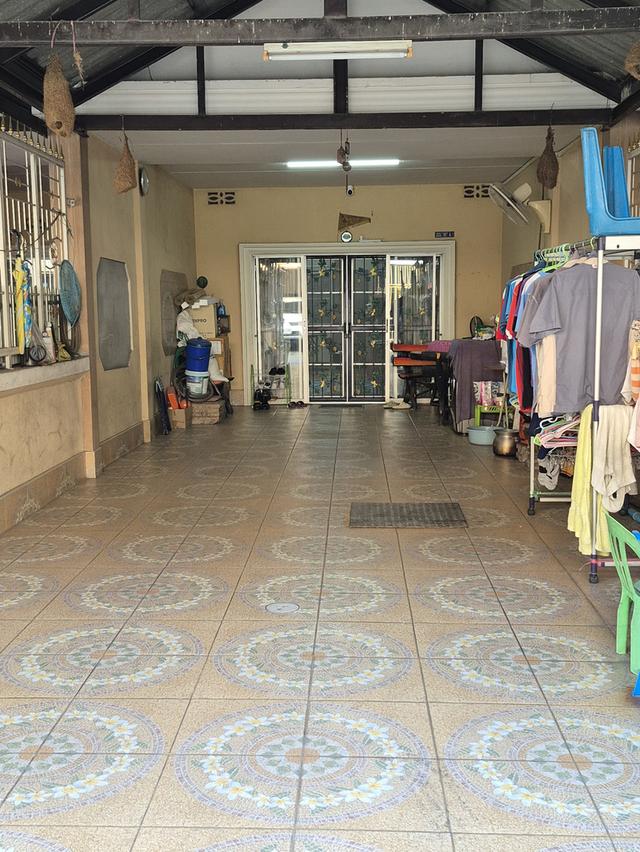 ทาวเฮ้าส์ 2 ชั้น 2ห้องนอน 2 ห้องน้ำ 1 ห้องโถง 1 ห้องครัว 2 ห้องเก็บของ 2 ที่จอดรถ 3