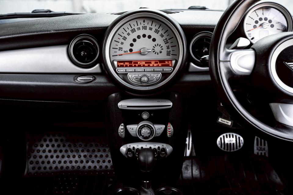 Mini One Cooper RHD ปี 2010 สีดำ รถสวยสภาพดี รูปที่ 16
