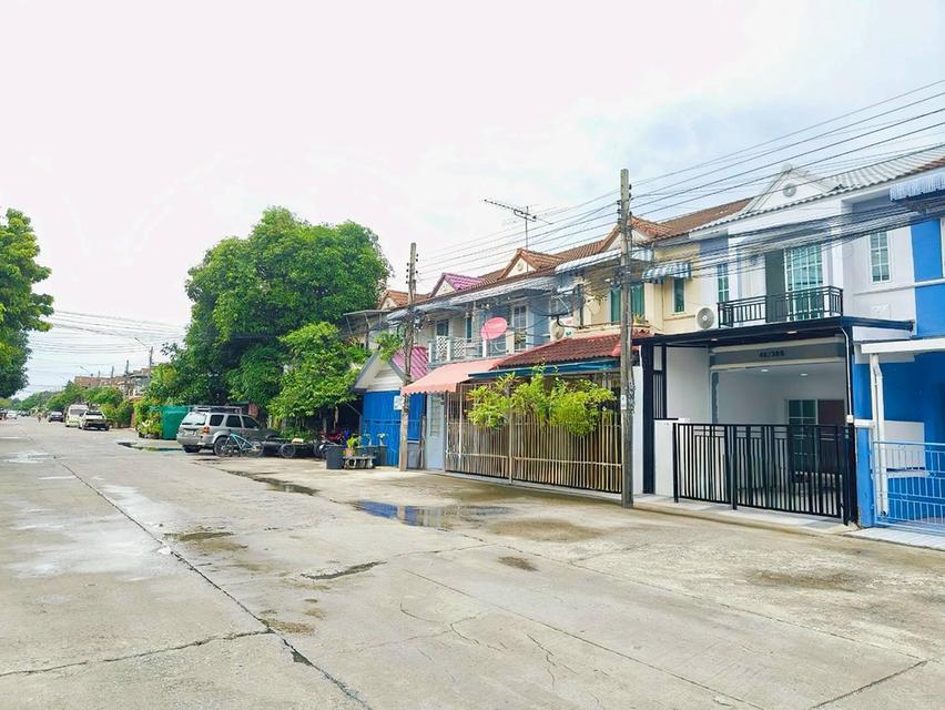 ทาวน์เฮาส์รีโนเวทใหม่ หมู่บ้าน KC รามอินทรา 2 | รหัส ST002 📍 ถนนเมน ทำเลค้าขาย เยื้องซอย 12 ในโครงการ 💥 หลังบ้านวิวธรรมชาติ 🍀 20