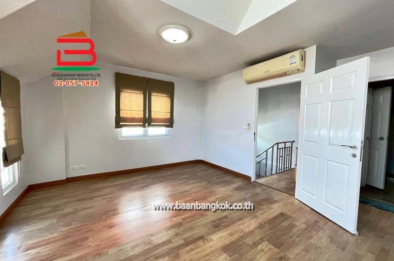 ทาวน์โฮม หมู่บ้าน เมอริทเพลส (ลาดพร้าว 87 แยก 10) เนื้อที่ 18.8 ตรว. ใกล้CDC เลียบด่วน ถนนลาดพร้าว แขวงวังทองหลาง เขตวังทองหลาง 5