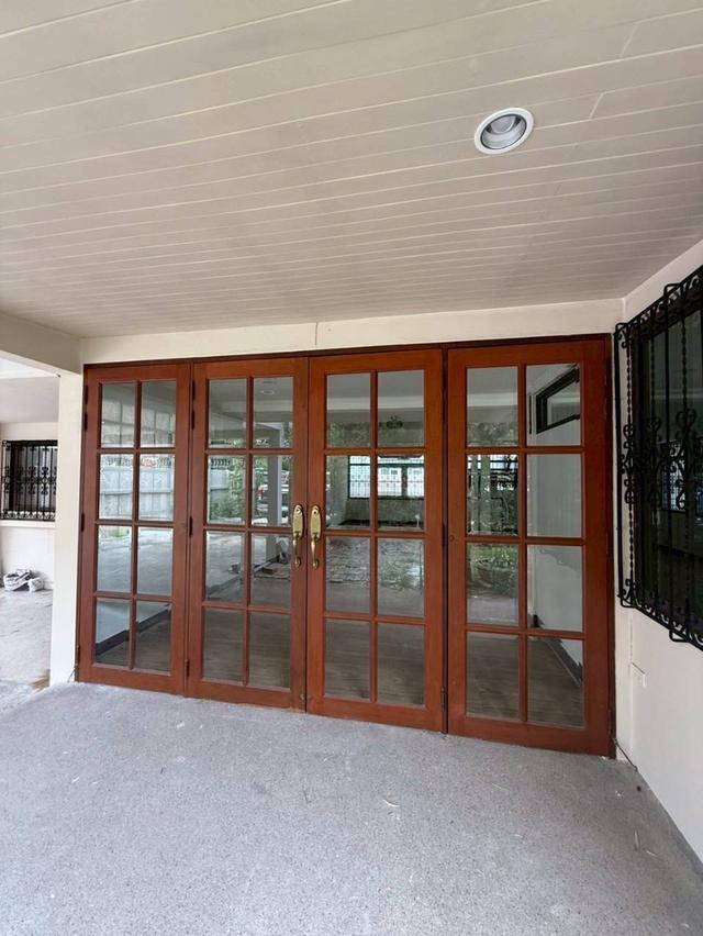 บ้านให้เช่า143ตรว.ถ.รามคำแหง60เข้าทางรามคำแหง68และกรุงเทพกรีฑา7สามารถจดในนามบริษัทได้ จอดรถได้หลายคัน ถนนหน้าบ้านกว้าง เดินทางสะดวก ว่างพร้อมเข้าอยู่ 12