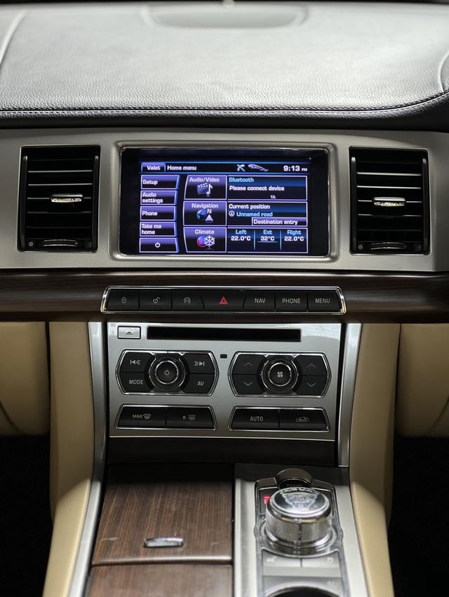 Jaguar XF 2.2D  8