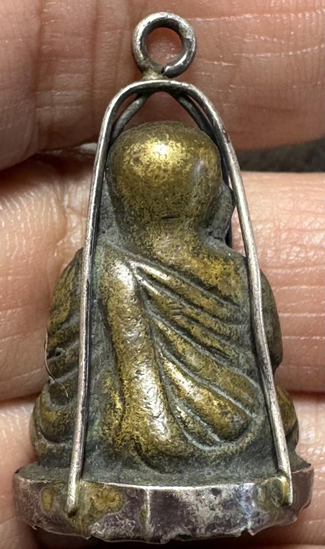 หลวงพ่อเงินพิมพ์นิยมสภาพสวย เลี่ยมกระเช้าเงินโบราณ รูปที่ 8