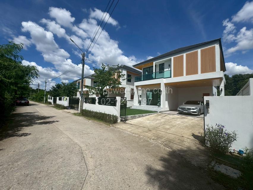 บ้านเดี่ยว 2 ชั้น เนื้อที่ 70.5 ตร.ว. ซอยบางกร่าง 45 ถนนราชพฤกษ์ ต.บางกร่าง อ.เมืองนนทบุรี จ.นนทบุรี