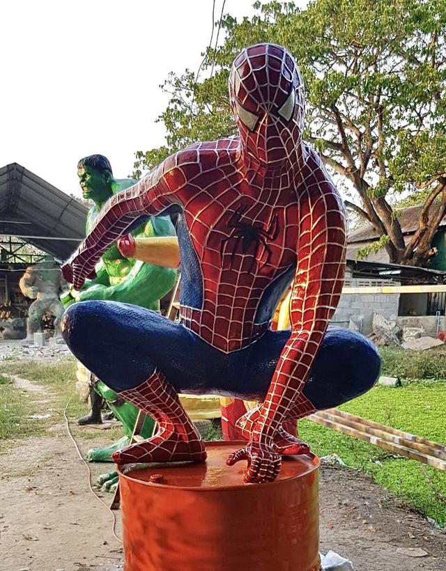 หุ่นฮีโร่สไปเดอร์แมน หุ่นสไปเดอร์แมนไฟเบอร์กลาส ท่านั่ง มือหนึ่ง เท่าคนจริง 6