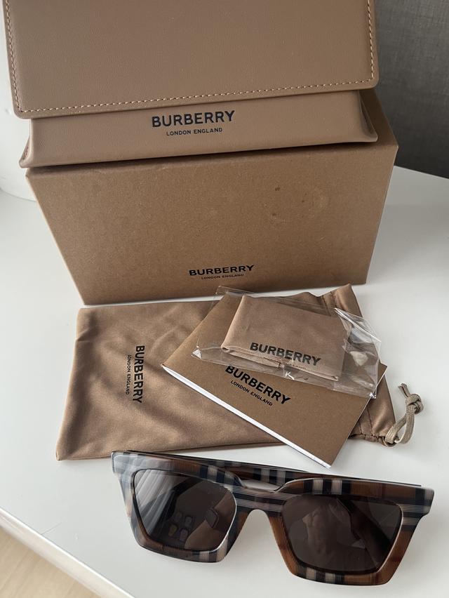 แว่นกันแดด Burberry 3