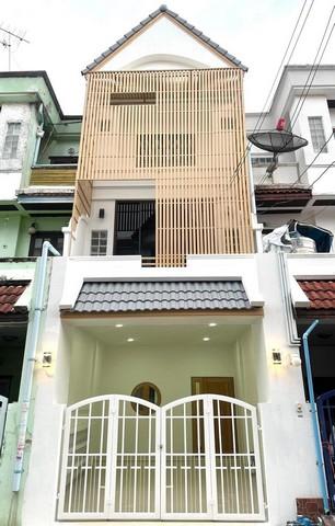 Me28ขายทาวน์โฮม 3 ชั้น บ้านรีโนเวทใหม่ทั้งหลัง หมู่บ้านร่มรื่น ถนนสตรีวิทยา2 ย่านโชคชัย4 ตกแต่งพร้อมเข้าอยู่ 1