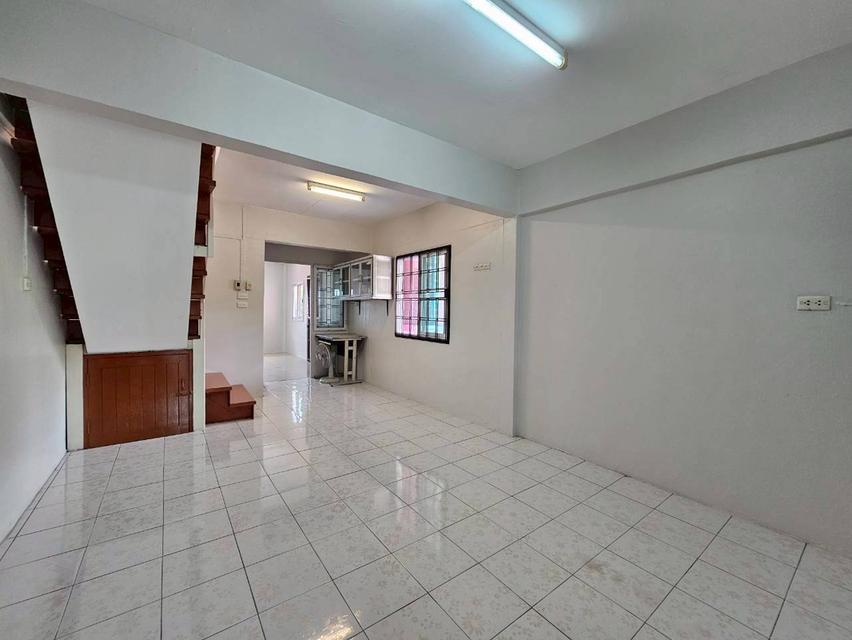 บ้านแฝดในอยุธยา ติดถนนสายเอเชีย เนื้อที่ 28.5 ตรว.  3 ห้องนอน  2 ห้องน้ำ 1 ห้องครัว 2 ที่จอด 6