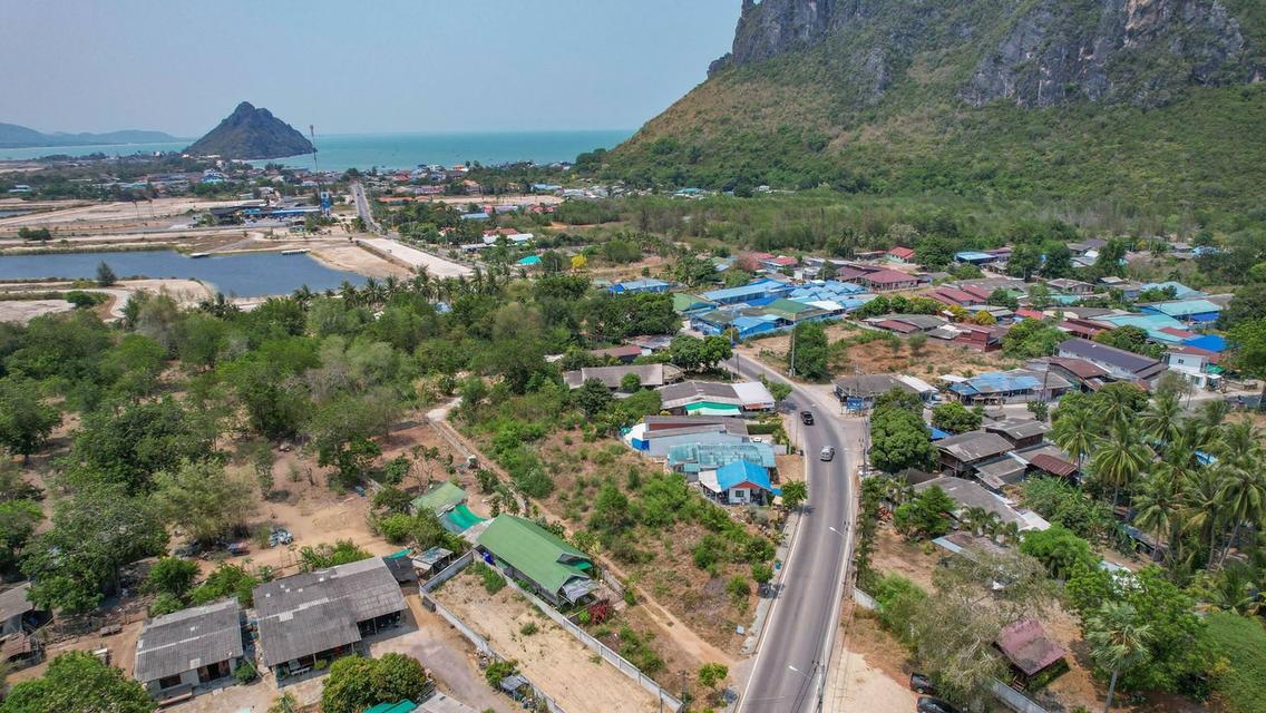 ขายที่ดินติดทะเลประจวบฯ หน้ากว้าง 24 ม. 384 ตร.ว. 35 ล้าน โฉนดครุฑแดง เหมาะทำพูลวิลล่า/คาเฟ่ ใกล้ตลาด/รพ. ซื้อคู่ลดได้ รับ Co-agent 20