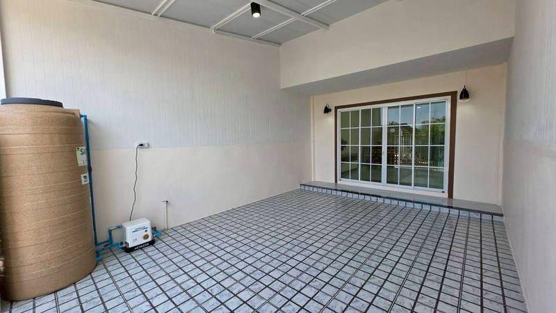 หมู่บ้านบัวทอง1 ติดรถไฟฟ้าสายสีม่วง สถานีคลองบางไผ่ ทาวน์เฮาส์ 2 ชั้น   ตกแต่งใหม่พร้อมอยู่   หน้าบ้านไม่ชนใคร เป็นทุ่งนา 2