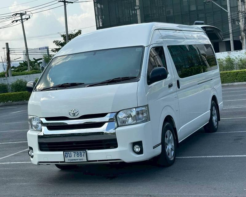Toyota Commuter 3.0 m/t สีขาว ปี 2019