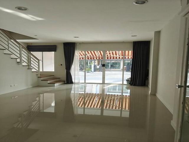 PB5623 ให้เช่า ทาวน์โฮม 3 ชั้น โครงการ บ้านกลางเมือง ลาดพร้าว71 นาคนิวาส34 บ้านหลังมุม มีเฟอร์นิเจอร์บางส่วน
