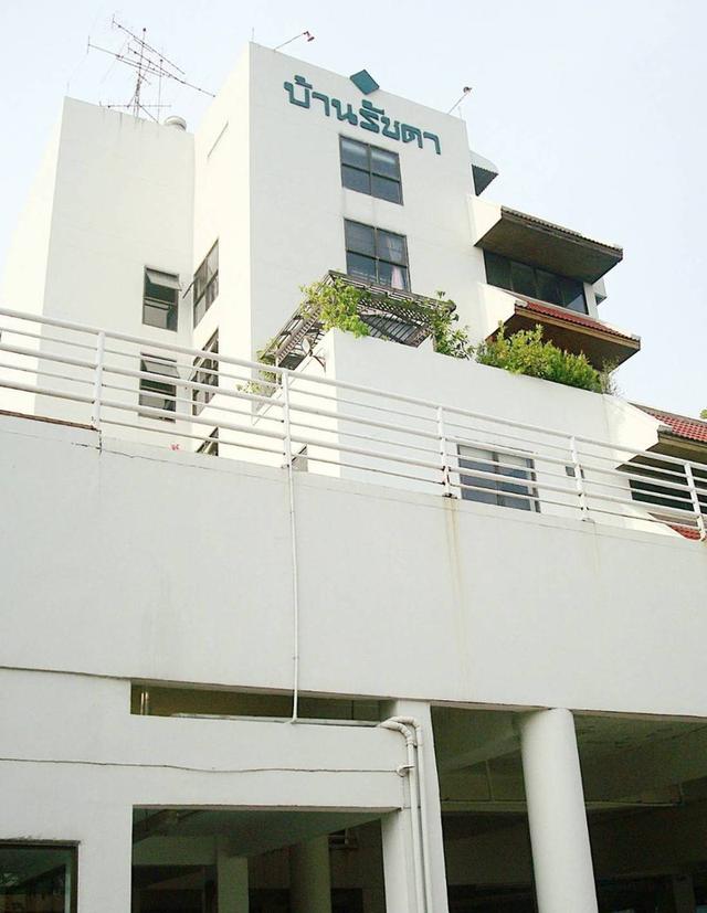 บ้านรัชดาคอนโดมิเนียมสูง 7ชั้น อยู่บนถนน สุทธิสารฝั่งลาดพร้าว  1