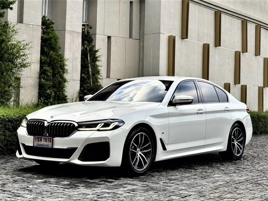 BMW 520d M-Sport LCI (G30) 2021 สีขาว มี BSI ถึง 13/10/2026 หรือ 100,000 km. Warranty ถึง 13/10/2026 หรือ 200,000 km.