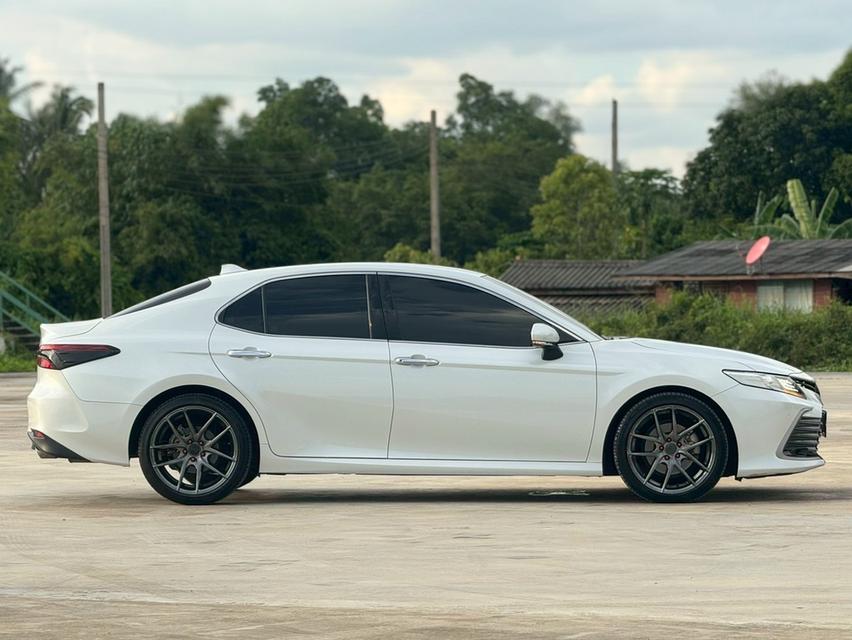 TOYOTA. CAMRY  Sedan 4dr Sport SA 8sp FWD 2.5 (MNC)  Y2022 สีขาว  ออโต้ 6