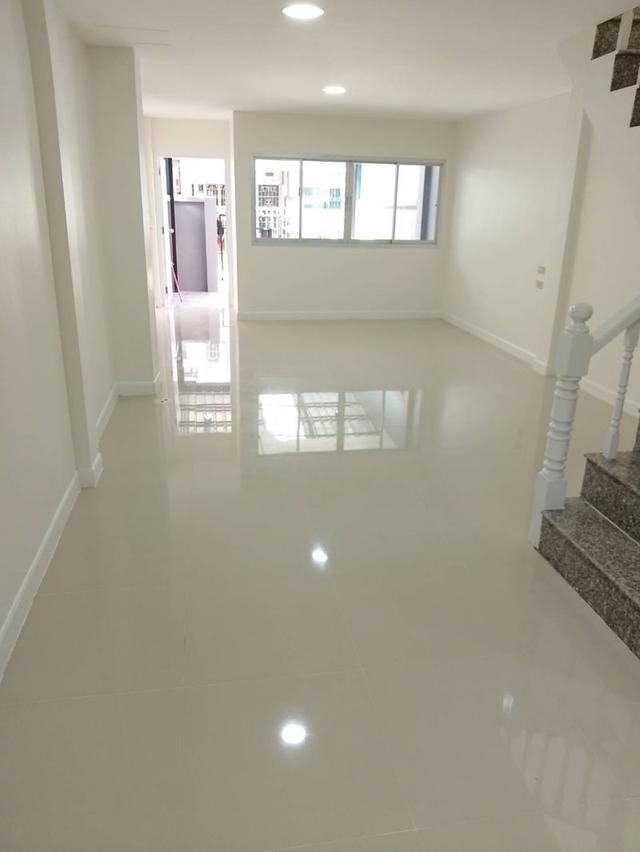 ขาย : ทาวน์เฮาส์ 2 ชั้น ,เนื้อที่ 16 ตร.วา,หมู่บ้านรัชธานี 9 ถนนสายไหม 43