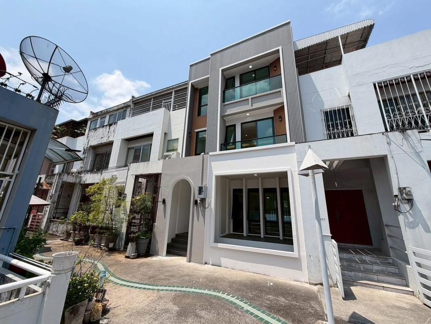 ขายทาวน์โฮม 4.5 ชั้น พร้อมลิฟต์ รีโนเวทใหม่ สุขุมวิท 101 BTS ปุณณวิถี 1