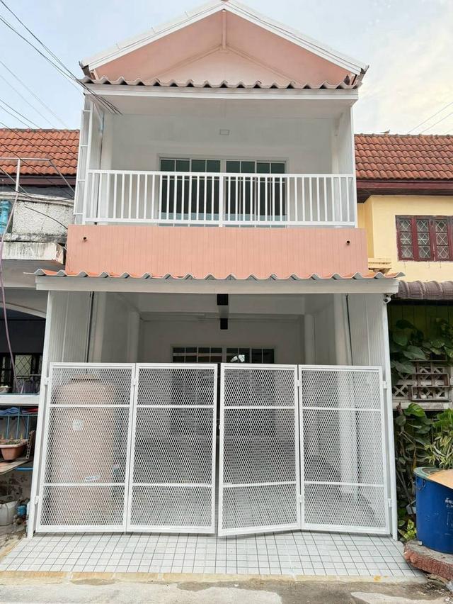 หมู่บ้านบัวทอง2  ติดรถไฟฟ้าสายสีม่วง สถานีคลองบางไผ่ ทาวน์เฮาส์ 2 ชั้น   ตกแต่งใหม่พร้อมอยู่ 1
