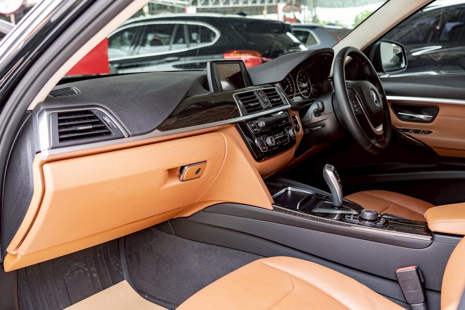 รหัสรถ NP2585 รุ่นรถ : BMW 320d ICONIC LCIปีรถ : 2016 รูปที่ 13