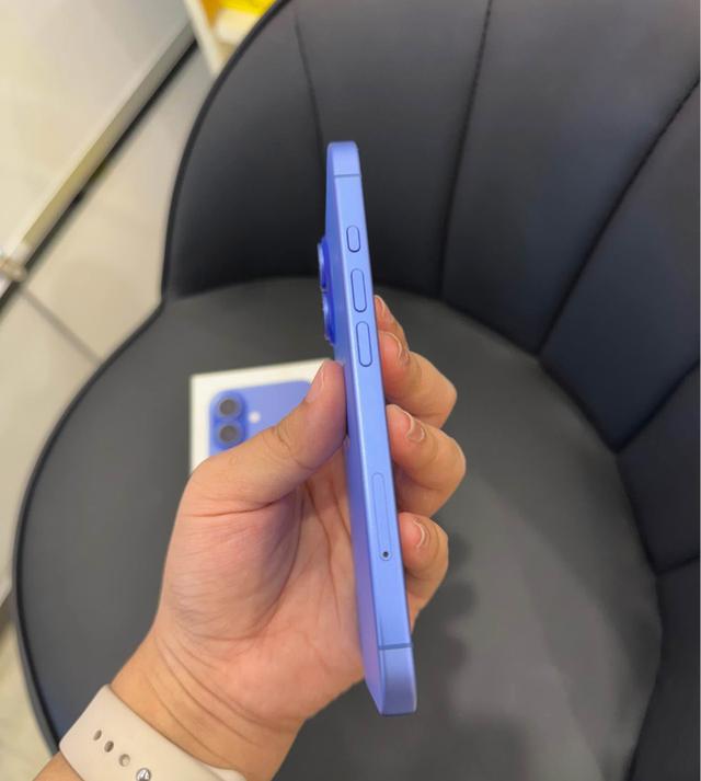 iPhone 16 สี Ultramarine  2