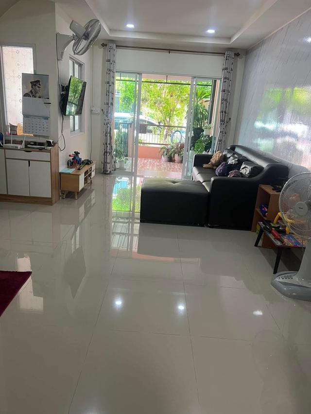 บ้าตทาวเฮ้า 2 ชั้น 3 ห้องนอน 2 ห้องน้ำ 1 ห้องโถง 1 ที่จอดรถ ต่อเติมครัวและหน้าบ้านเรียนร้อยแล้ว รูปย่อยที่ 5