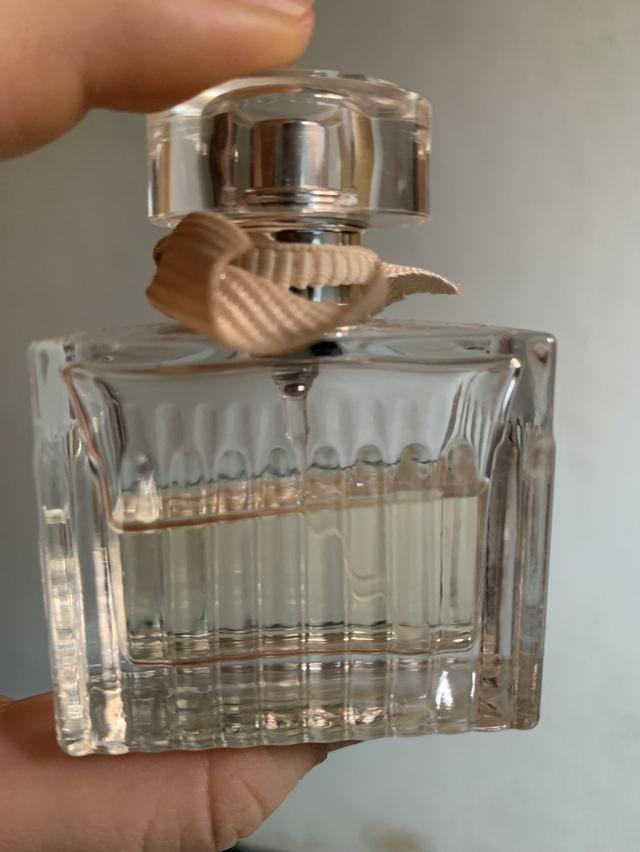 ส่งต่อ Chloé Les Mini Chloé 20mlโบว์ครีม 🤍 กลิ่นสะอาดคุณหนูมากเหลือเยอะ ใช้ไปไม่กี่ครั้ง (ดูระดับตามรูปได้เลยค่ะ) รูปย่อยที่ 2