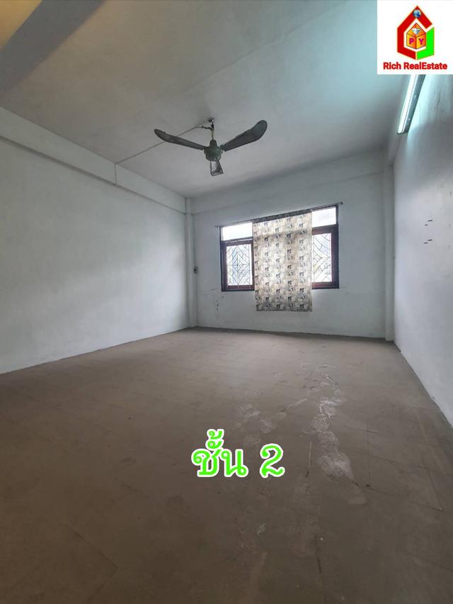 ขายถูกอาคารพาณิชย์ 3.75 ชั้น ซอยเอกชัย 35 แขวงบางขุนเทียน เขตจอมทอง เนื้อที่ดิน 29 ตรว. 3 นอน 2 น้ำ ขายตามสภาพ ติดถนนใหญ่ แหล่งชุมชน มีรถเมล์วิงผ่า 6