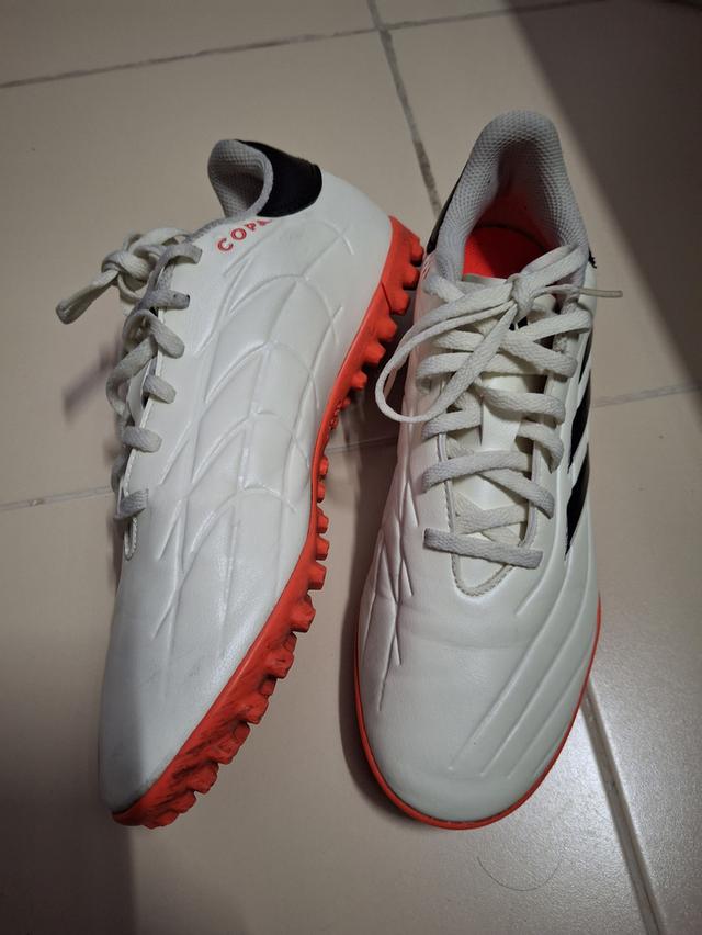 รองเท้าฟุตบอลหญ้าเทียม Adidas รูปที่ 2