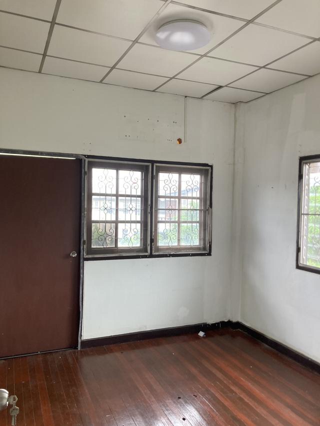 ขายด่วนบ้านเดี่ยว 2 ชั้น รามอินทรา 34แยก 13(บ้านมุม)  4 นอน 2 น้ำ ใกล้ถนนใหญ่-ทางด่วน- BTS สีชมพูและสีเทา(อนาคต)  ราคา ลดสุด 2.6ล้บ. (จาก 3.2 ลบ.๗ 7