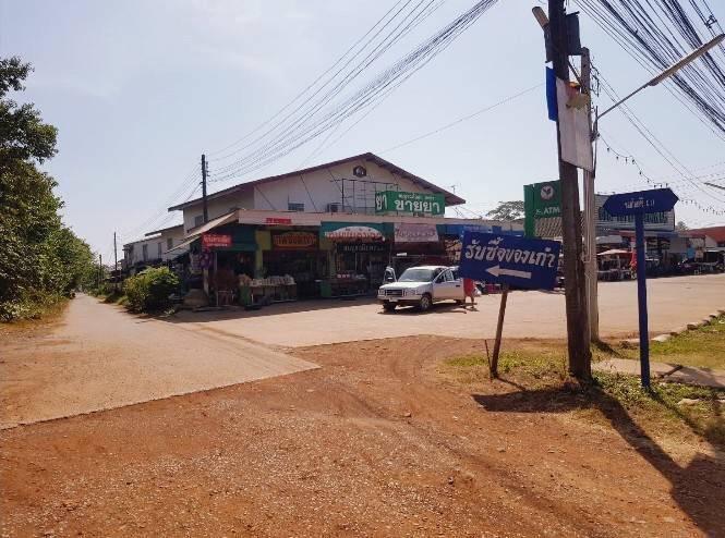 ที่ดินถมแล้ว 175.1 ตร.ว.พื้นที่สูงกว่าระดับน้ำทะเล 180 เมตร เดินทางเข้าออกสะดวก อยู่ในย่านความมีความเจริญขึ้นทุกปี ติดกับถนนซอยเทศบาลหน้ากว้าง 19 เมตร 4