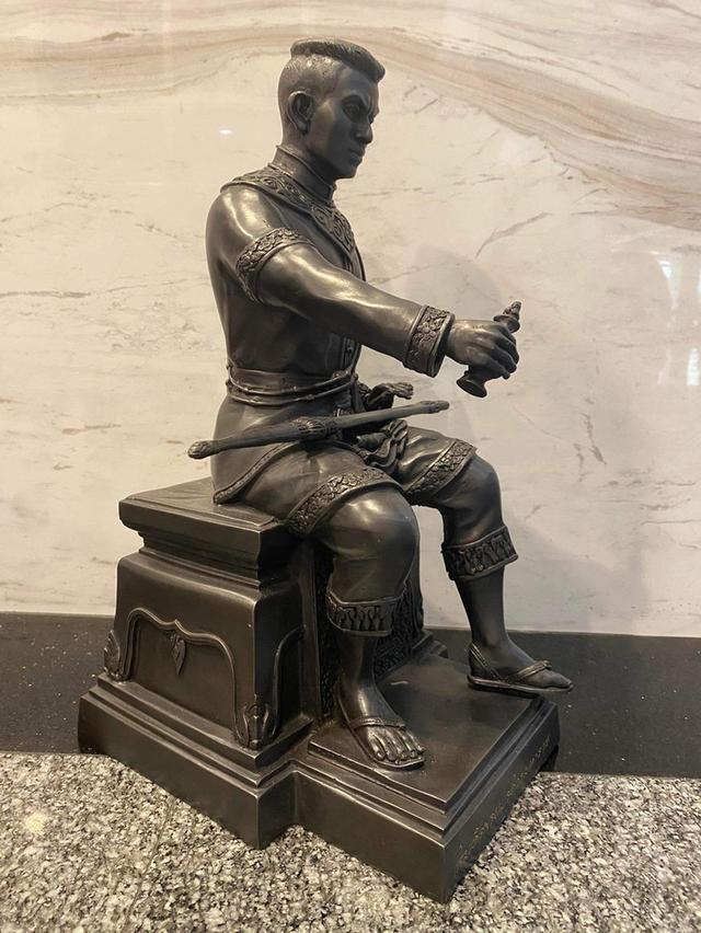 เปิดบูชา พระนเรศวรมหาราช หน้าตัก 9นิ้ว เนื้อทองเหลืองรมดำ องค์ใหญ่ ปี 2552 ปลุกเสกพิธีใหญ่ จัดสร้างโดย ม.นเรศวร จังหวัดพิษณุโลก รูปหล่อองค์สมเด็จพระน