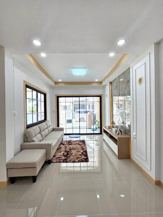 หมู่บ้านบุศรินทร์ ถนนบ้านกล้วย-ไทรน้อยทาวน์เฮาส์ 2  ชั้น มีระเบียงด้านหน้า ในโครงการ L&H ทำเลซอยบ้านกล้วย ใกล้รถไฟฟ้า 9