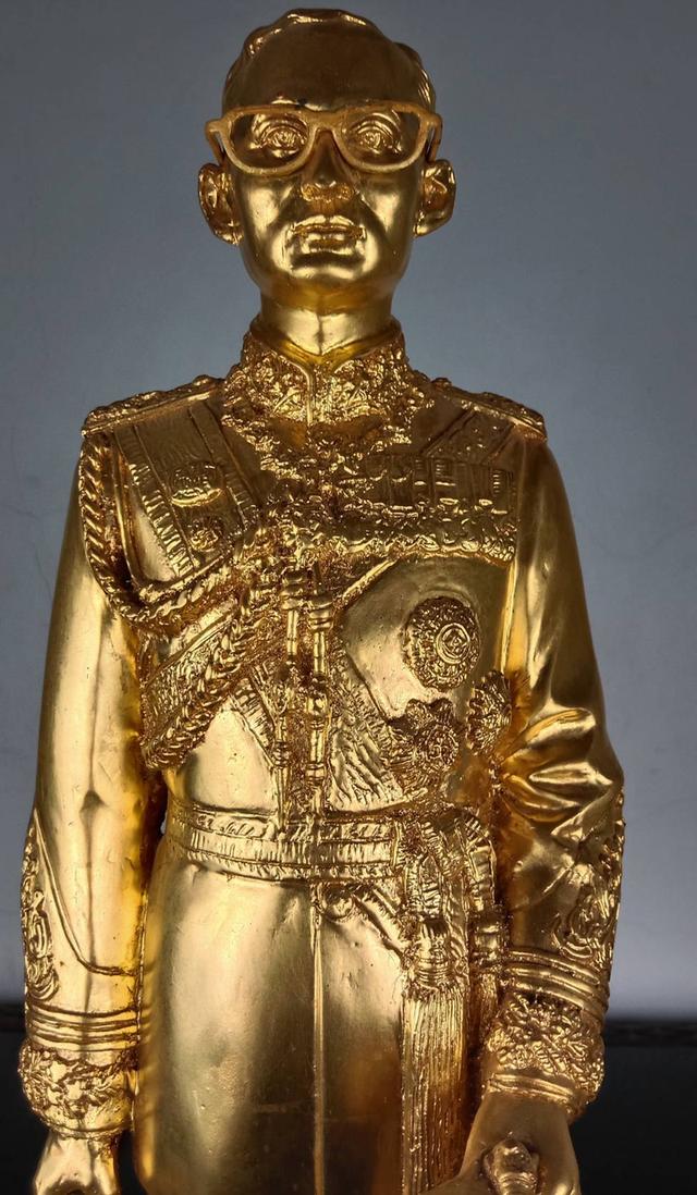 69.พระบรมรูปหล่อโลหะในหลวงรัชกาลที่9 พระบาทสมเด็จพระปรมินทรมหาภูมิพลอดุลยเดช(ทอง) รูปย่อยที่ 3