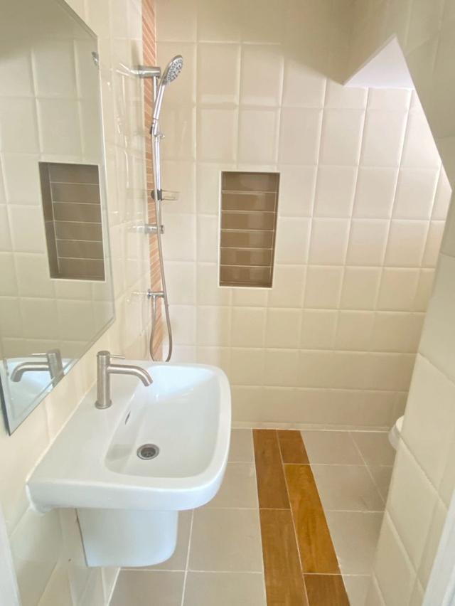 ขายทาวน์เฮาส์ 2 ชั้น เนื้อที่ 27.1 ตร.วา หลังมุม หมู่บ้านเดอะโกลเด้น ทาวน์ อ่อนนุช-พัฒนาการ ซ.7/4 ซอยอ่อนนุช 65 แขวงประเวศ เขตประเวศ กร 13