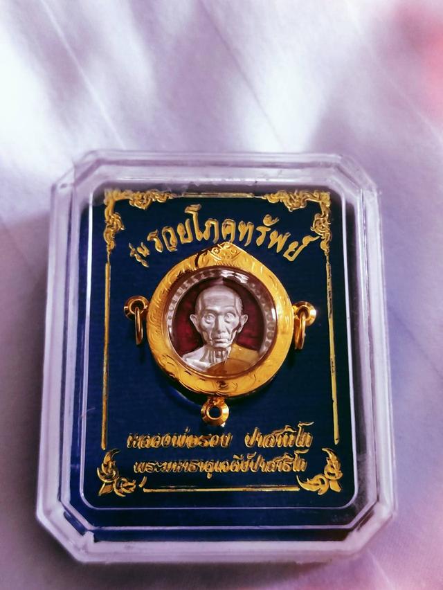 หลวงพ่อรวยรุ่นรวยโภคทรัพย์เนื้อเงินแท้ลงยาแดงเลี่ยมกรอบทองแท้หนาๆ 5