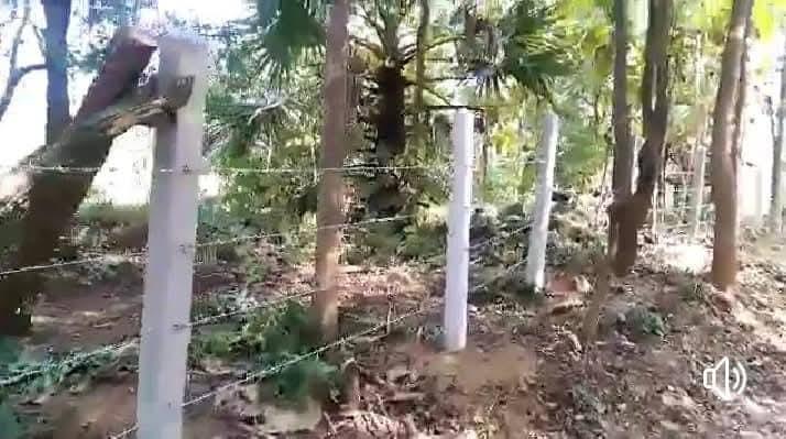 ที่รอออกเอกสารสิทธิ์7ไร่1งาน72ตารางวายกแปลง 220,000บาท​ ล้อมรั้วลวดหนามเรียบร้อย ติดถนนสาธารณะ 2ด้าน  มีต้นลำใยต้นมะม่วง ไผ่ มะพร้าว ต้นสัก ต้นมะขาม 4