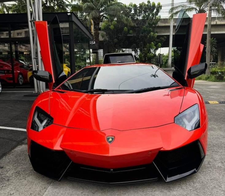 Lamborghini Aventador สีแดง