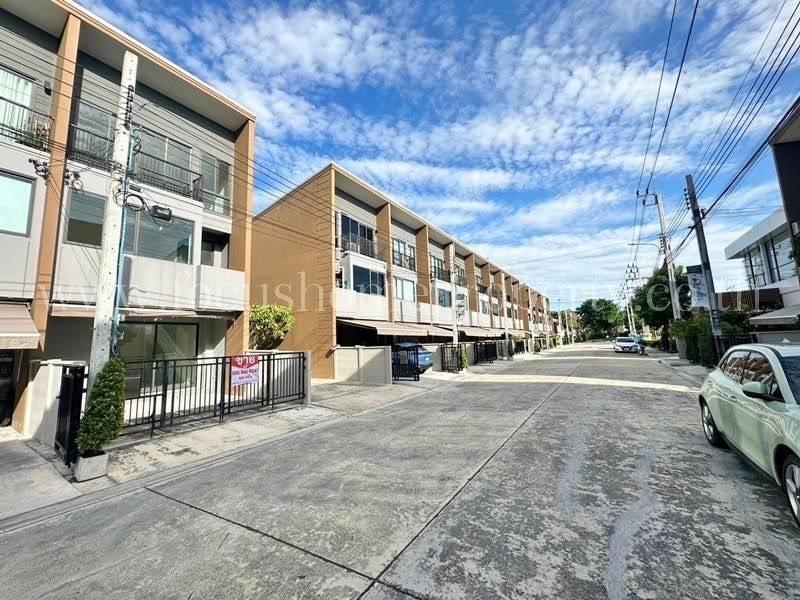 ขาย 🏢 ทาวน์โฮม 3 ชั้นหลังริม สภาพใหม่ไม่เคยเข้าอยู่  โครงการ บ้านกลางเมือง สุขุมวิท-อ่อนนุช  4